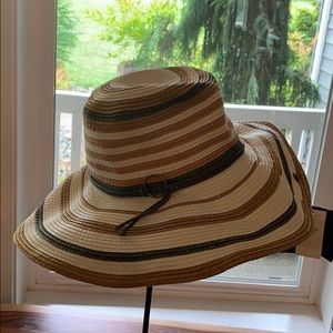 Boutique striped floppy Sunhat - NWT ☀️